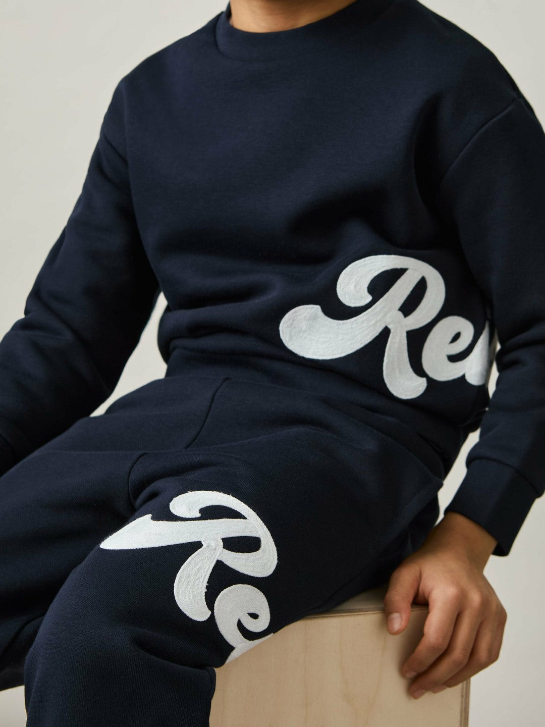 Reiss 9-13 yrs Cotton-Blend Logo Script Joggers in Navy