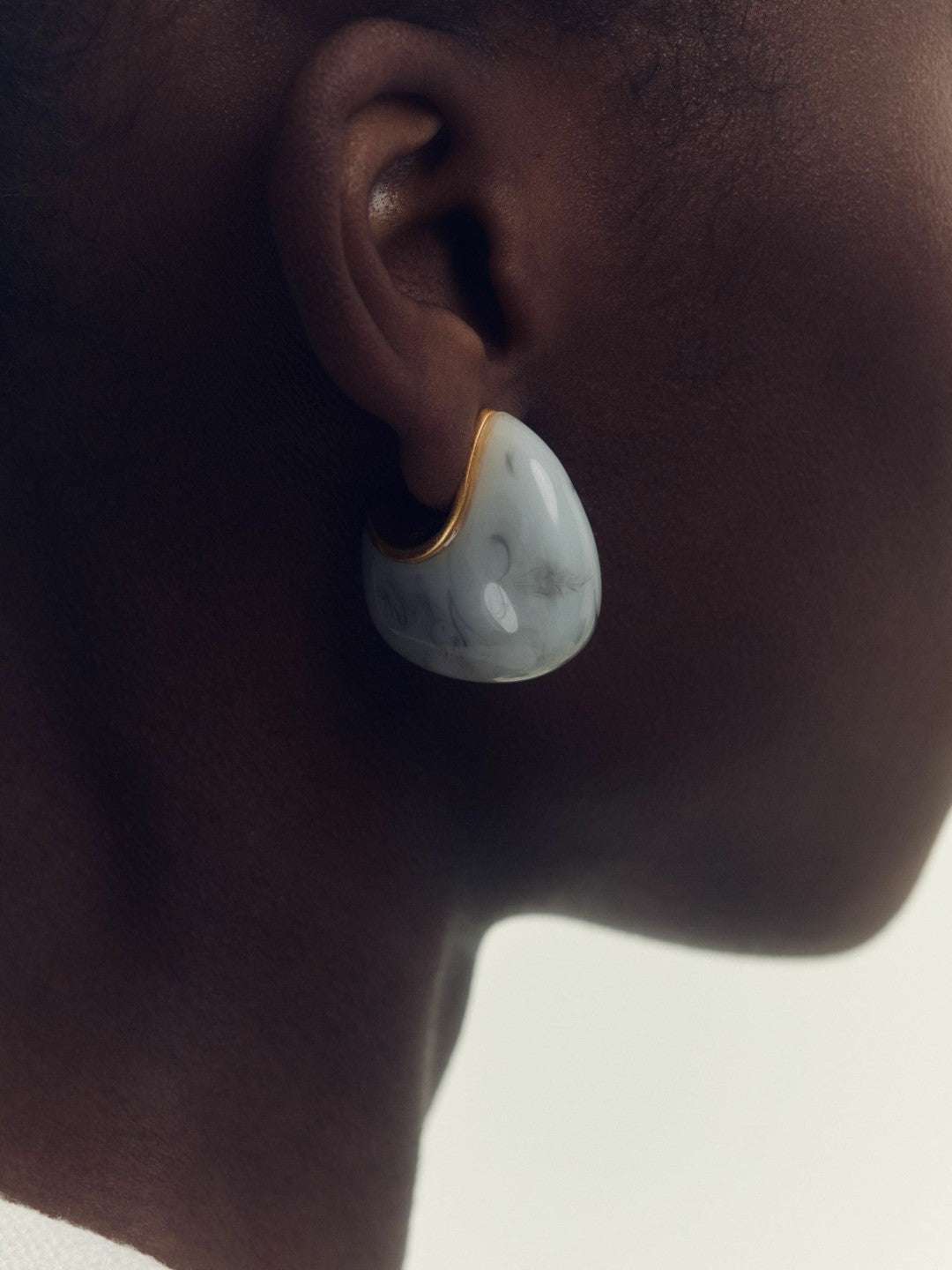Reiss Curve Marble Scoop Earrings in Gold Tone