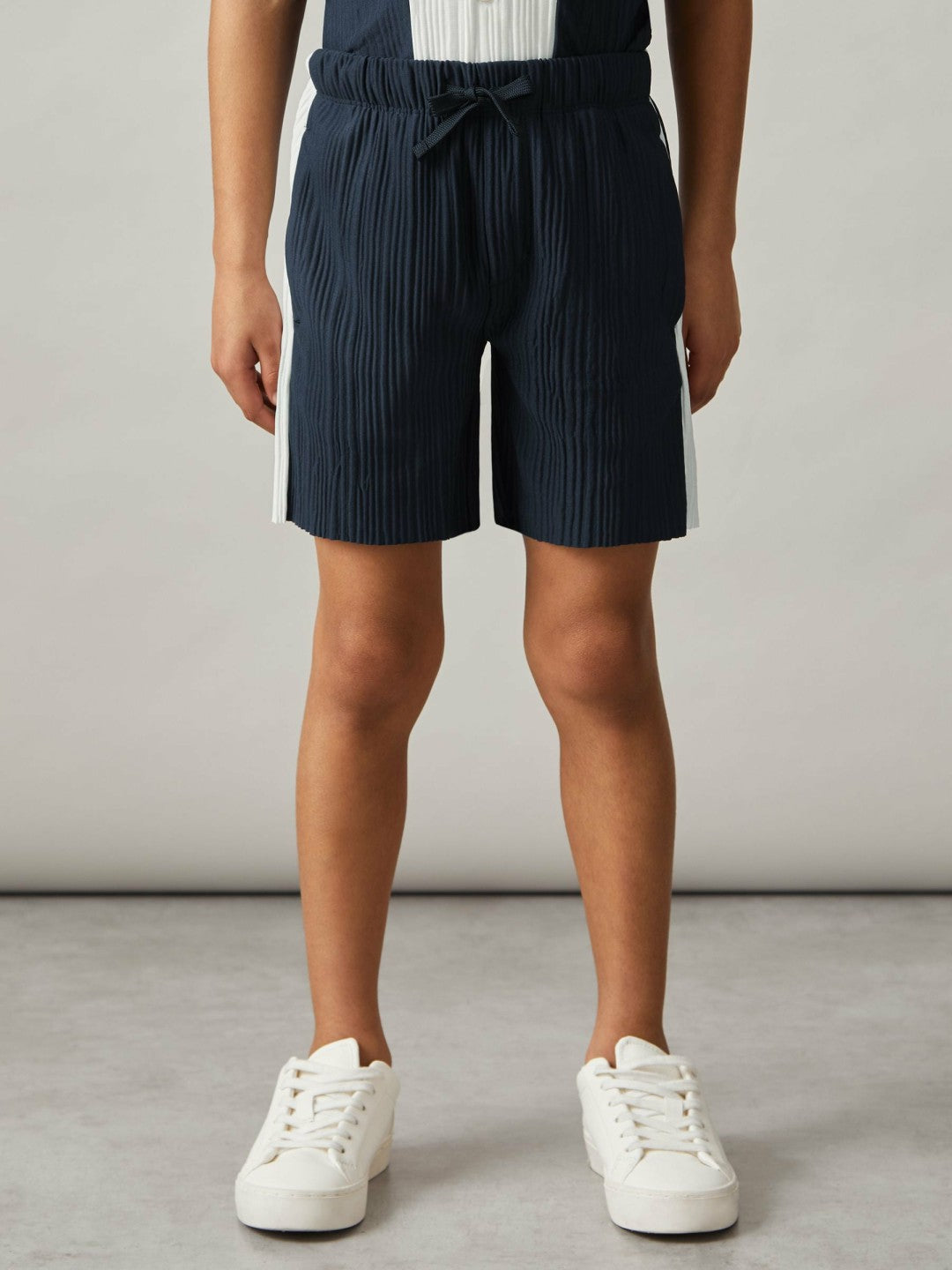 Reiss 3-9 yrs Plissé Colour-Block Shorts in Navy/White