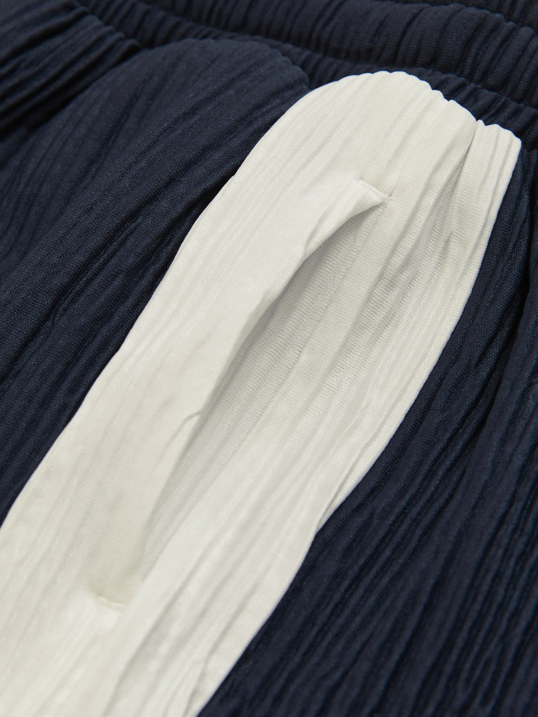 Reiss 3-9 yrs Plissé Colour-Block Shorts in Navy/White